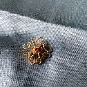 Vintage 10k Gold Brooch with Ruby  Gemstone 1.28 grams